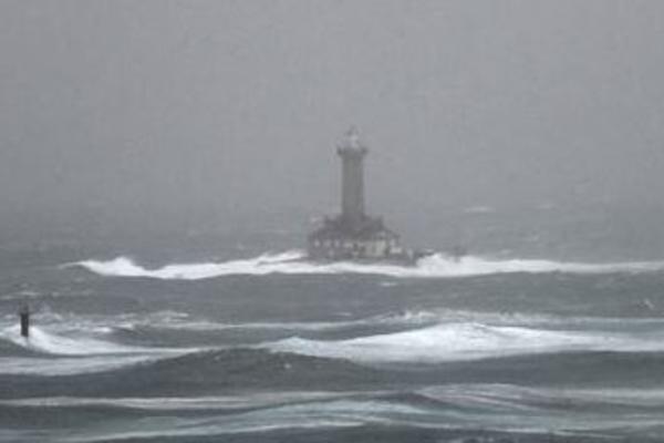 CELA HRVATSKA NA NOGAMA: Dva surfera nestala kod Istre, potraga odložena zbog NEVREMENA!