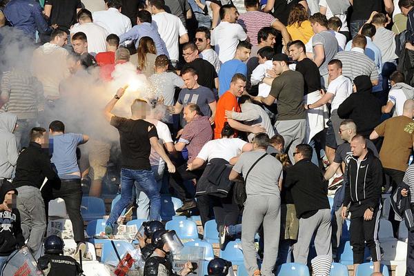 DVOJICA ZAVRŠILA U URGENTNOM CENTRU: Maloletnici zadobili povrede glave na tuči pred Večiti derbi!