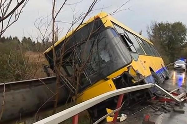 AUTOBUS 610 SLETEO S NADVOŽNJAKA, kilometarske kolone na putu! Haos u Surčinu!