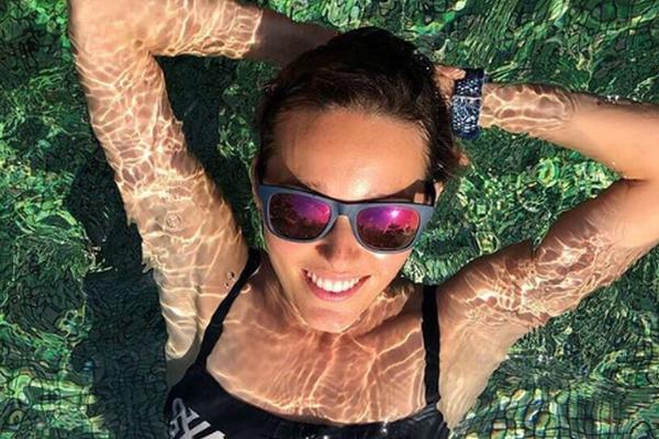 JELENA ĐOKOVIĆ SE SKINULA U BIKINI: Objavila golišave slike, a zbog jedne stvari komentari samo pljušte!