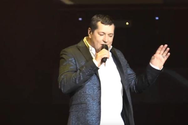 ACO PEJOVIĆ UČINIO DA PUBLIKA PODIVLJA OD USHIĆENJA! Evo kojom je pesmom počeo spektakl u Areni! (FOTO) (VIDEO)