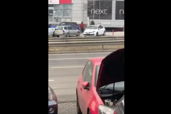 MASKIRANI NAPADAČI SA AUTOMATIMA U PRIŠTINI: Snimljena drama u centru grada! (VIDEO)