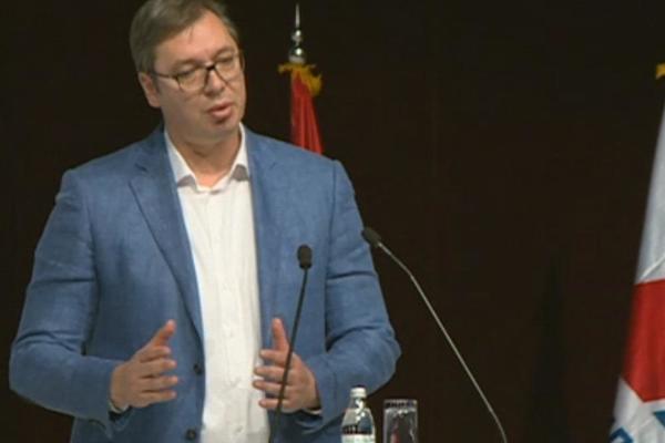 DRAGE DAME, HVALA NA PODRŠCI KOJU PRUŽATE SRBIJI! Na tribini SNS-a Vučić se obratio pripadnicama lepšeg pola