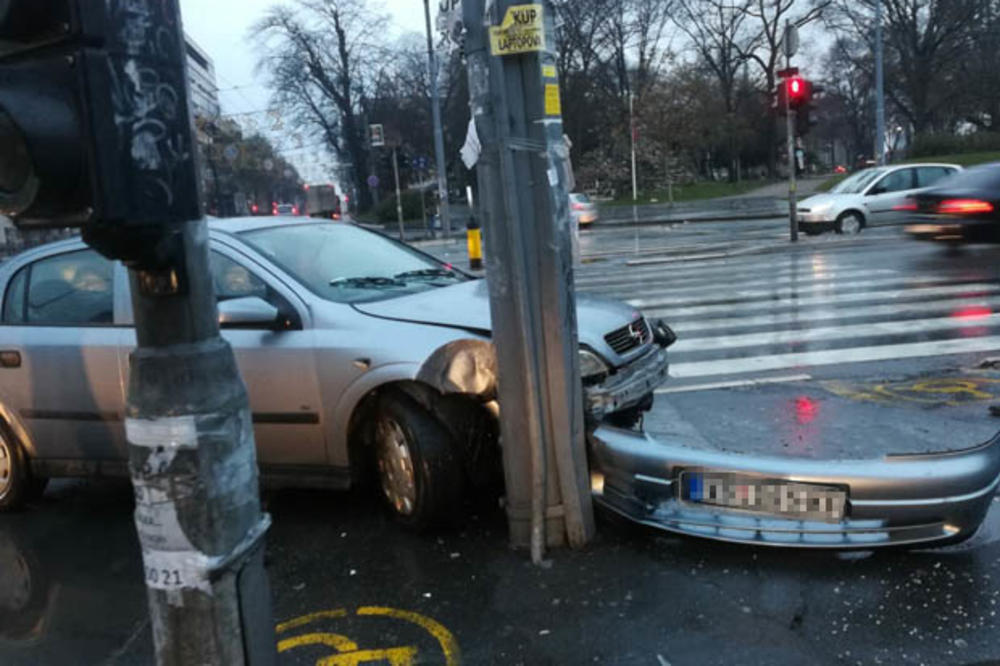 STRAVIČAN UDES KOD SKUPŠTINE: Učestvovala su dva vozila, a jedno se od jačine udara ZAKUCALO U BANDERU