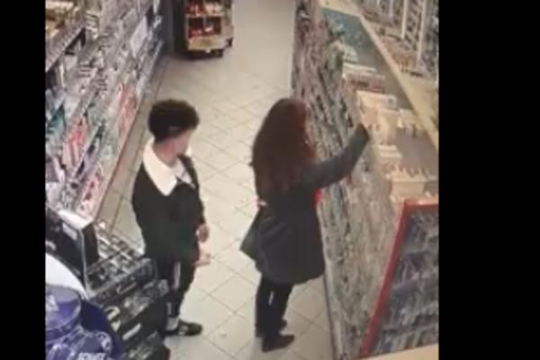 ODVRATAN SNIMAK IZ SUPERMARKETA: Devojka razgleda namirnice, ni ne sluti šta MANIJAK radi iza njenih leđa! (VIDEO)