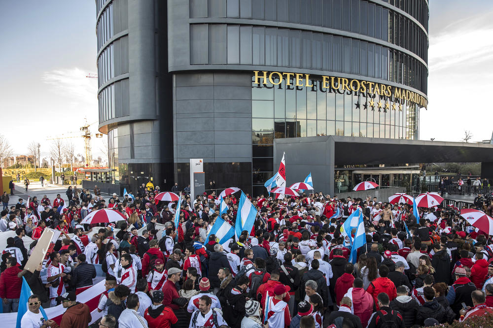 Scena slavlja navijača River Plejta u Madridu uoči Superklasika  