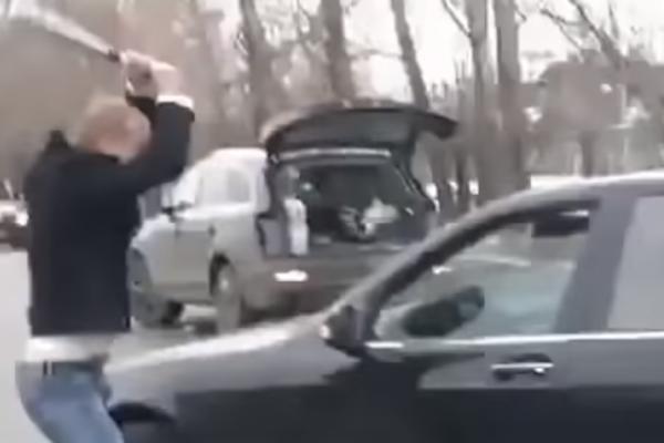 RUSKI TAKSISTA KRENUO DA TUČE NEVINOG STARCA: Onda se pojavio ON i odbranio deku na NEVEROVATAN NAČIN! (VIDEO)