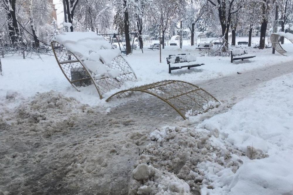 NOVOGODIŠNJE UKRASE NA TAŠMAJDANU NIJE UNIŠTIO SNEG VEĆ VANDALI! Oglasio se Vesić