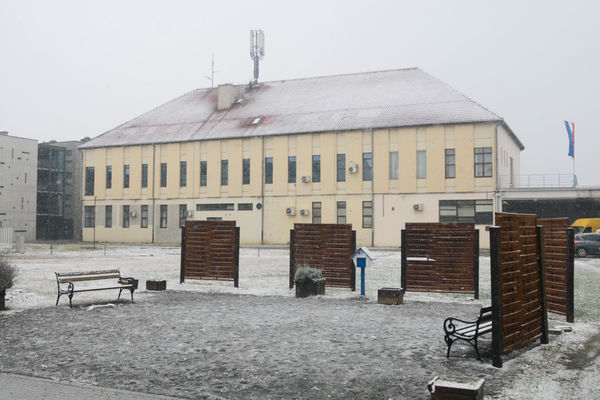 PRESRELI SU GA MLADIĆI SA FANTOMKAMA I NAPALI! Učenik koji pohađa nastavu na srpskom u VUKOVARU doživeo užas