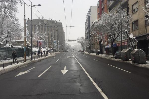 ŽESTOK SUDAR 2 AUTOMOBILA I TROLEJBUSA! Skretali u pogrešnu traku pa POBEGLI SA LICA MESTA! Povređena BEBA