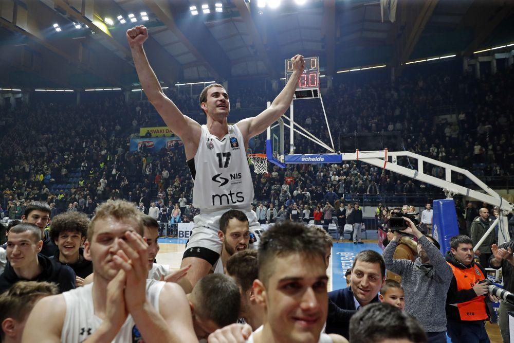 Gavrilović na ramenima košarkaša Partizana  