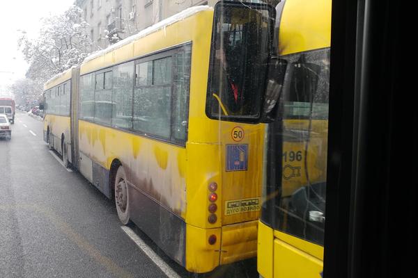 SUDARILA SE DVA AUTOBUSA U CENTRU ZEMUNA: Ogromne gužve, saobraćaj stoji (FOTO)