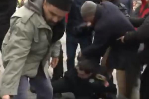 ČOVEK U ZELENOJ JAKNI POLICAJCA KOJI LEŽI MUČKI UDARA NOGOM U LEĐA! Pojavio se novi snimak iz Banjaluke! (VIDEO)