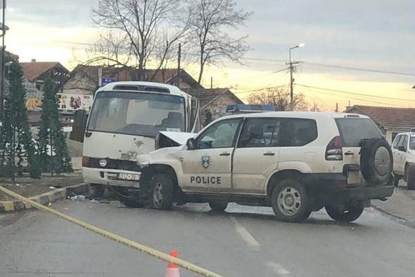 VOZILO KOSOVSKE POLICIJE UDARILO U KOMBI SA SRPSKOM DECOM! Incident u Gračanici!