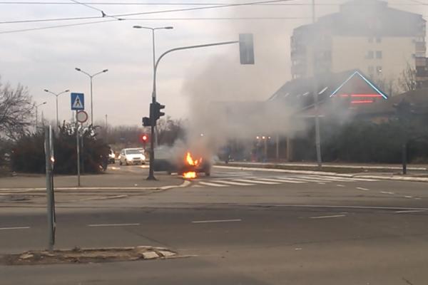 VELIKA EKSPLOZIJA ODJEKNULA JE NA NOVOM BEOGRADU: Bomba ispod automobila u ulici Jurija Gagarina! (VIDEO)