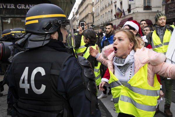 ŽUTI PRSLUCI JURE NA REZIDENCIJU MAKRONA! Pokušavali da uđu dva puta, policija ih sprečila