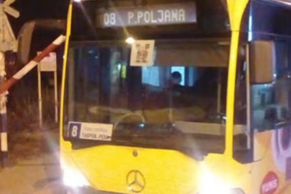 DOKLE VIŠE, ZAR TREBA JOŠ LJUDI DA POGINE?! Vozač autobusa hteo da prođe ispod spuštene rampe, pa napravio HAVARIJU