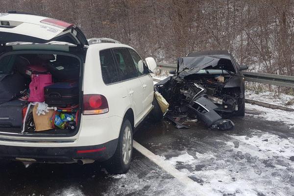 AUDI SKLIZNUO S PUTA, PA SE ZAKUCAO U FOLKSVAGENA: Težak sudar kod Raške, ima povređenih (FOTO)