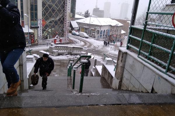 SNEŽNA VEJAVICA PARALISALA GRAD, ALI NJIMA NE MOŽE NIŠTA: Stariji sugrađani i po OVOM vremenu NA PIJACAMA (FOTO)