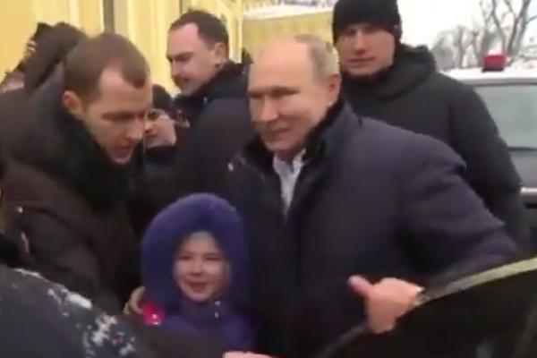 PUTIN VIDEO UPLAKANU DEVOJČICU PA IZLETEO IZ LIMUZINE: Rekao joj je OVE reči, i ona je momentalno UĆUTALA (VIDEO)