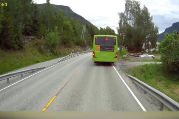 SNIMAK OD KOJEG ZASTAJE DAH: Dečak istrčao iz autobusa, a onda je na njega NALETEO KAMION! (VIDEO)