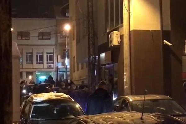 PALI PLJAČKAŠI KLADIONICA: Uhapšeni dok su sedeli u kafiću! (VIDEO)