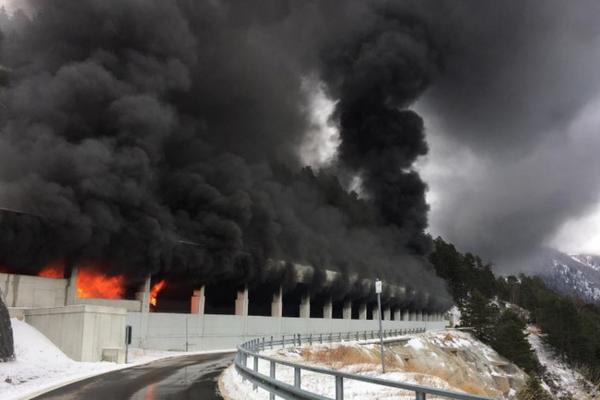 U TUNELU IZGOREO AUTOBUS KOJI JE VOZIO UČENIKE IZ SPLITA: Vozilo POTPUNO UNIŠTENO, jedva izbegnut najcrnji scenario