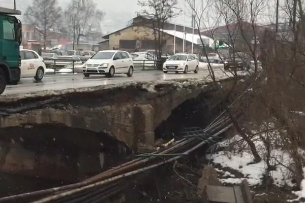 OBRUŠIO SE DEO MOSTA SA OGRADOM! Haos u Sarajevu, sve dodatno otežava i rupa na mostu! (VIDEO)