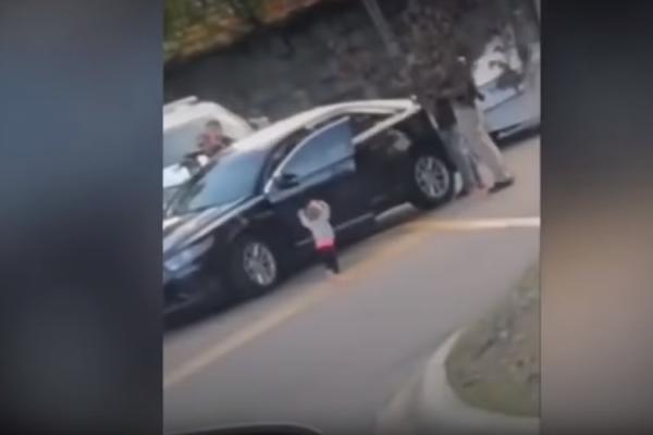 UHAPSILI JOJ RODITELJE, A ONDA JE DEVOJČICA (2) IZAŠLA IZ KOLA: Niko nije mogao da veruje ŠTA RADI! (VIDEO)