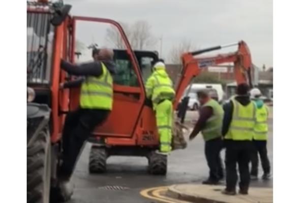 RADNIK NIJE DOBIO PLATU, PA IZ OSVETE SEO U BAGER I NAPRAVIO LOM Tu drami nije kraj, posle se gorko pokajao (VIDEO)