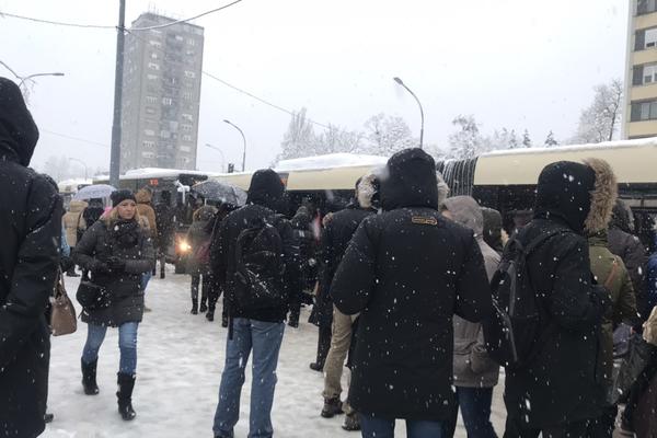 BEOGRAD PONOVO U TOTALNOM KOLAPSU ZBOG SNEGA! Najkritičnije tačke u prestonici, OVUDA NEĆETE MOĆI! (FOTO)