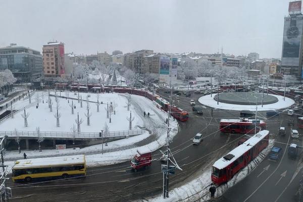 KOME TREBA TROLA, IMA GOMILA NA SLAVIJI! Ova fotografija nasmejala je nervozne Beograđane (FOTO)