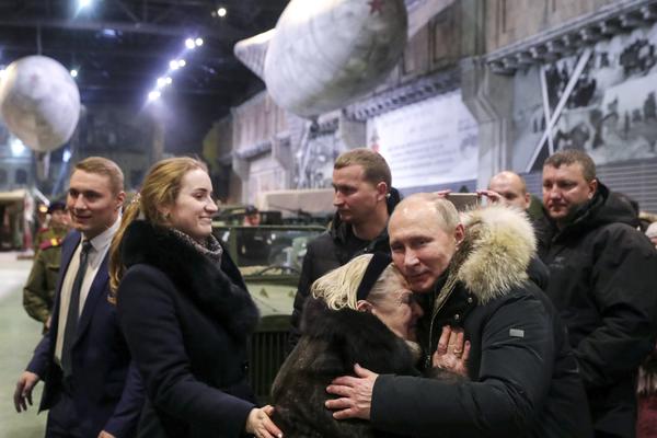 VLADIMIRU PUTINU JE STARIJA ŽENA POLETELA U ZAGRLJAJ: Evo kako je lider RUSIJE reagovao na njenu PRISNOST! (FOTO)