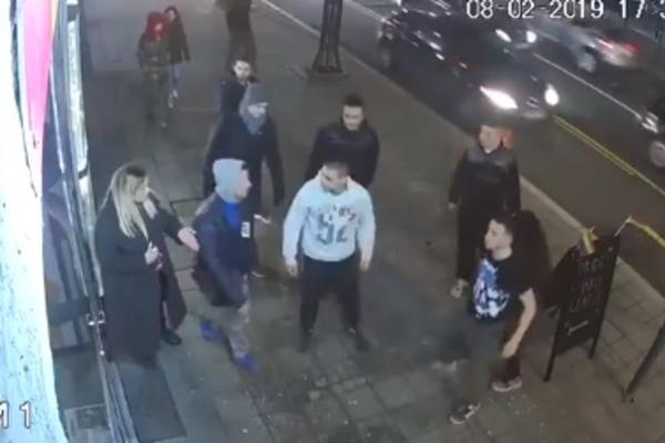 NAPAD NA GEJ INFO CENTAR USRED BEOGRADA Ekipa probala da na silu uđe unutra, cika, vriska, uvrede, jurnjava (VIDEO)