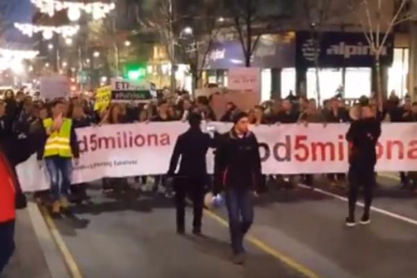 DESETI PROTEST U BEOGRADU: Protestna kolona prošla planiranom trasom (FOTO)