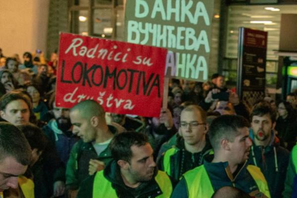 BRANILI SMO SE OD UVREDA, PRETNJI, ŠUTIRANJA, OTIMANJA ZASTAVE! Levi blok tvrdi da je napadnut na protestima