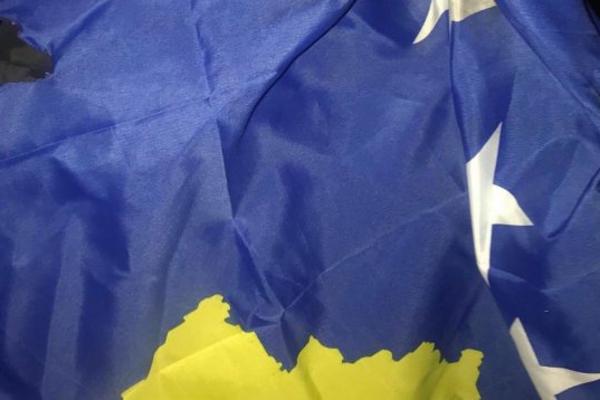 TUČA SRBA I ALBANACA U NJUJORKU!!! Albanci tvrde da je sve počelo kad su Srbi na ulici ZAPALILI ZASTAVU KOSOVA!