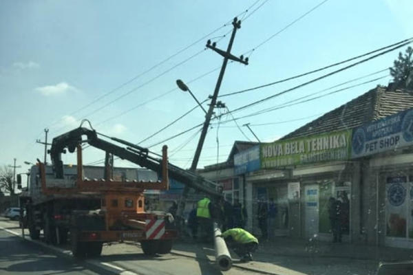 HAOS U BULEVARU, VOZAČ ZASPAO, PA SE ZAKUCAO U BANDERU: Povređeno 6 osoba (FOTO)