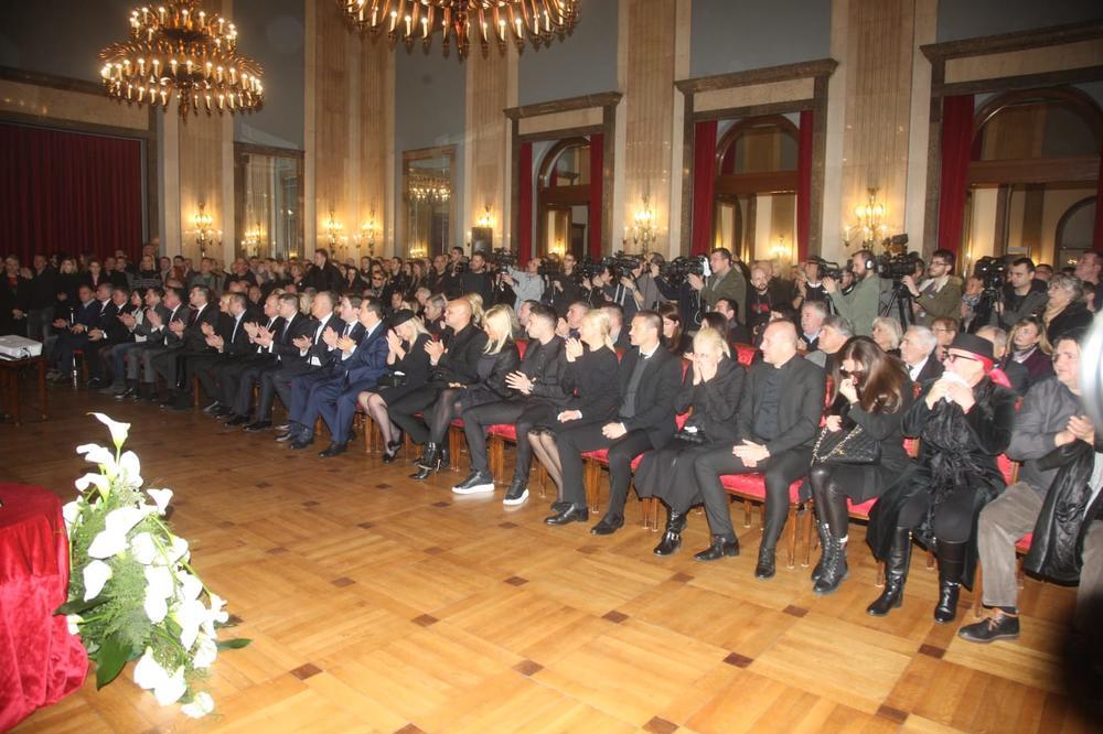 NAJPOTRESNIJI PRIZOR SA KOMEMORACIJE: Šaban u zagrljaju dve velike zvezde! Jedan je poginuo KAO I ON!