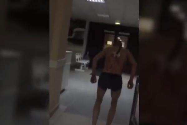 MUŠKARAC S NOŽEM U LEĐIMA IZAŠAO IZ BOLNICE DA BI ZAPALIO CIGARETU Prizor zbog kog su se i lekari SABLASNULI(VIDEO)