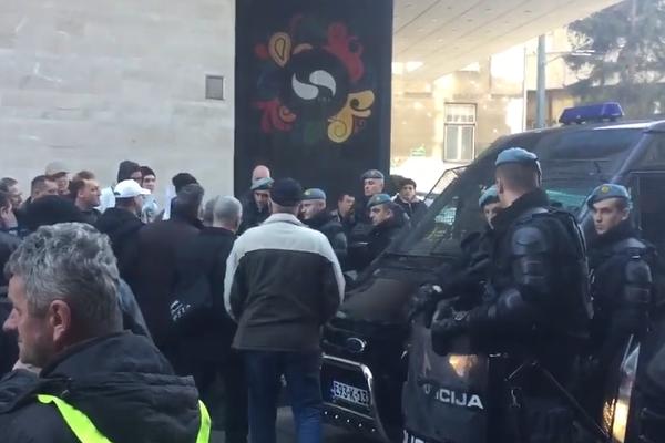 PROTEST DEMOBILISANIH BORACA U BIH: Zahtevaju svoja prava, došlo i do verbalnog okršaja sa ministrom! (VIDEO)