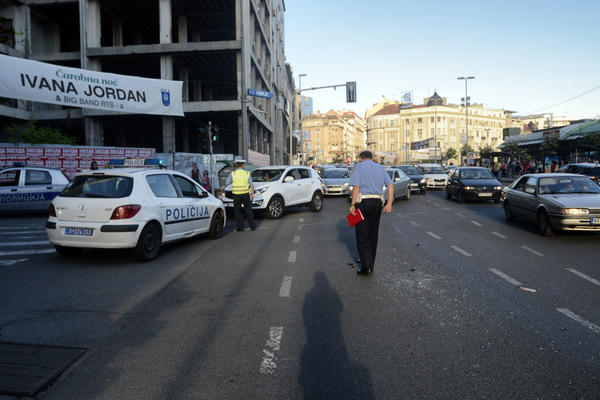 AUTOMOBILI MOGU SLOBODNO DA VOZE ŽUTOM TRAKOM: Policija vam neće pisati kaznu! Bitno je samo da znate JEDNU STVAR!