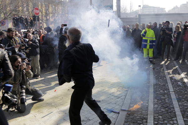 HAOS U TIRANI: Policija zatvorila grad zbog PROTESTA OPOZICIJE, poslanici morali krišom da uđu u parlament!