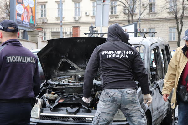 AUTO IZGOREO ISPRED MINISTARSTVA FINANSIJA! Vlasnik probao da ga ugasi, ovo su FOTKE SA LICA MESTA (FOTO)