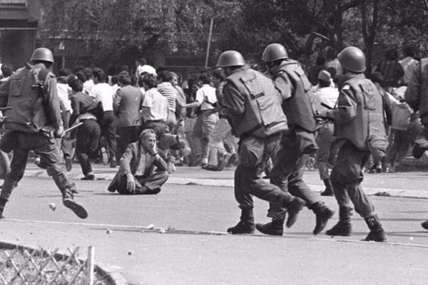 MILION LJUDI NA ULICAMA, BRUTALNA MILICIJA, KRAĐA ORUŽJA, ZATAŠKAVANJE, TENKOVI, MRTVI! Šta je bilo na KOSOVU 1981?