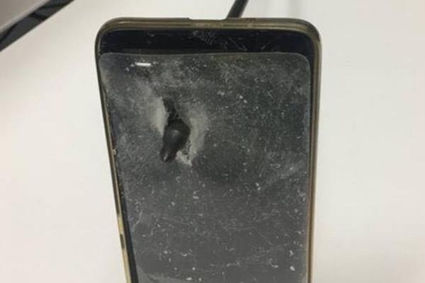 MOBILNI TELEFON MU JE BUKVALNO SPASIO ŽIVOT! Napadač je na njega bacio SMRTONOSNO ORUŽJE, uređaj ga je zaustavio!