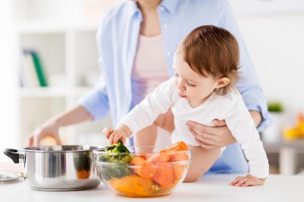 MAJKA ĆERKU OD 4 GODINE HRANI VEGANSKI, A ONA KRIŠOM JEDE SVE! Da li je ovo normalno? (FOTO)