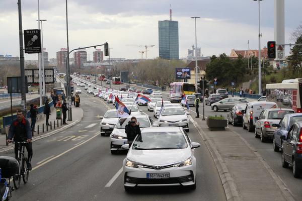 BRUTALNO PRETUČEN VOZAČ CAR GO-a! Grupa taksista ga napala, pokušali i da mu PREVRNU VOZILO!