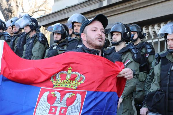 FAŠISTI, HULIGANI I LOPOVI: Kako su svetski mediji izveštavali o protestima u Beogradu