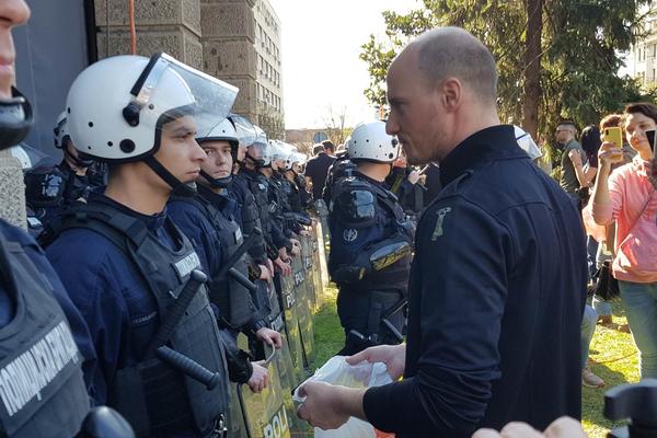 BALŠA BOŽOVIĆ POLICAJCIMA KOD PREDSEDNIŠTVA DELI ČOKOLADICE! Uzmite, slatke su